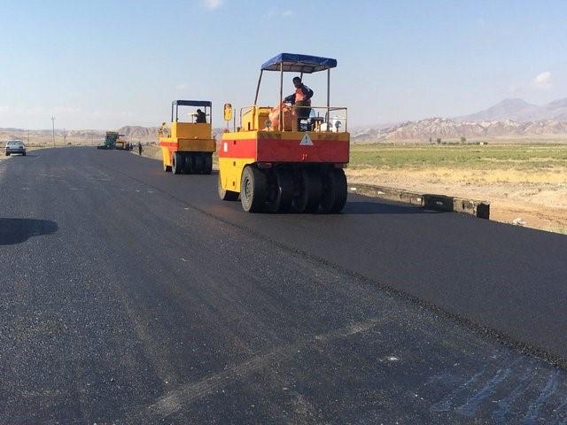 تصویر مقاله: بررسی ویژگی‌های آسفالت کشی جاده‌ها